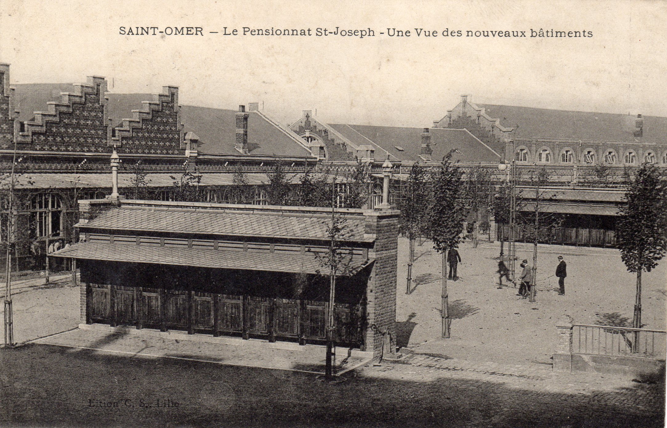 On peut voir les nouveaux bâtiments et au premier plan les toilettes qui se trouvaient dans la cour de récréation.